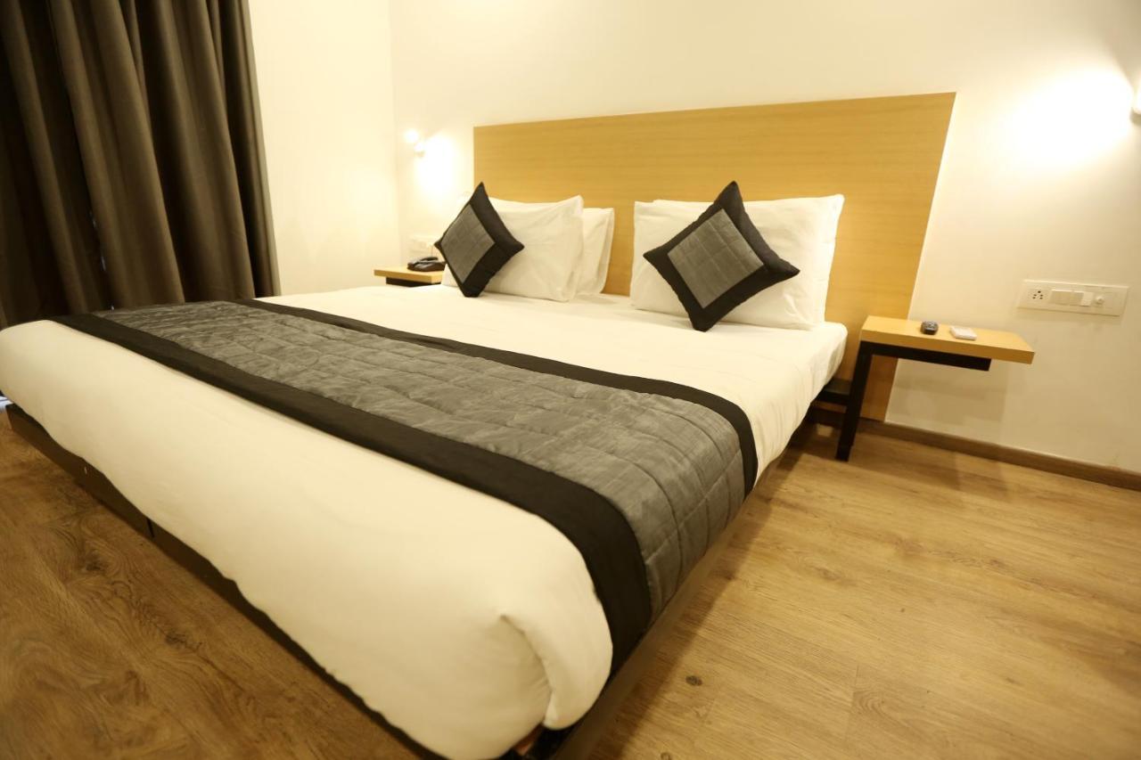 Hotel Yellow Saffron Delhi  Exterior photo
